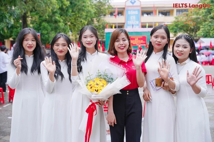 Cô Nguyễn Diệu Hoa chụp hình lưu niệm cùng các bạn học sinh