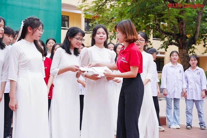 Cô Nguyễn Diệu Hoa đại biểu IELTS LangGo trao học bổng