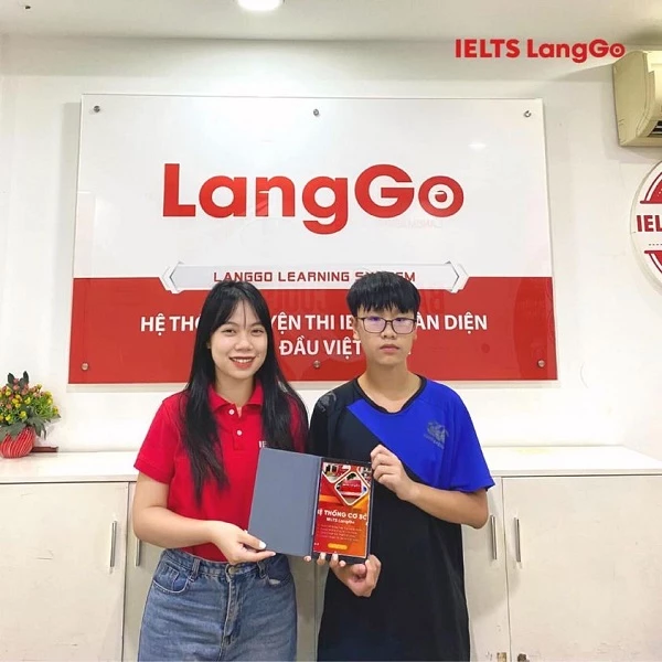 Học viên nhận máy tính bảng khi đăng ký học tại IELTS LangGo