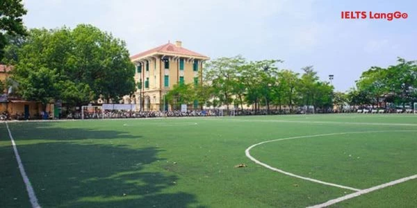 Sân bóng trường THPT Chu Văn An là nơi diễn ra nhiều trận bóng bổ ích của các bạn học sinh