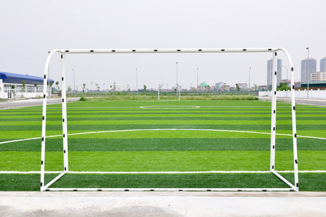 Sân bóng trường THPT Chuyên Nguyễn Huệ