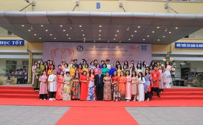 Đội ngũ giáo viên trường THPT Yên Hòa