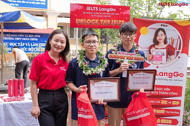 IELTS LangGo trao học bổng cho các bạn có thành tích xuất sắc