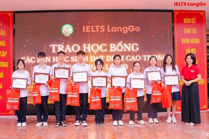 IELTS LangGo trao học bổng cho các bạn học sinh THPT Hà Đông có thành tích xuất sắc