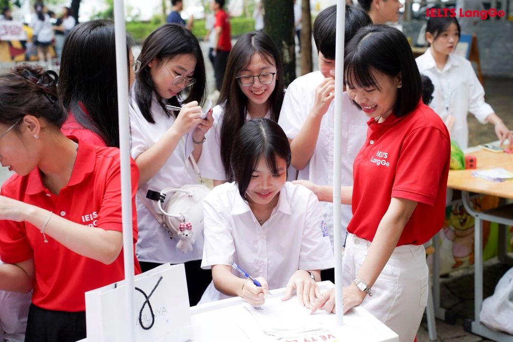 Chuyến xe UNLOCK THE IELTS đến với trường THPT Khương Đình