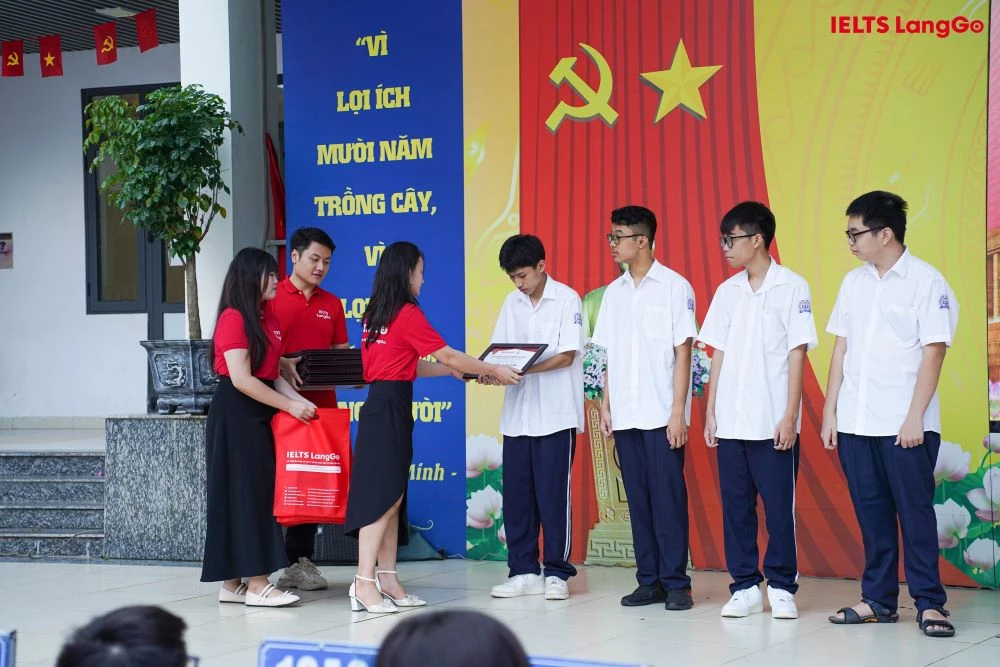 15 suất học bổng UNLOCK THE IELTS được trao tặng cho học sinh xuất sắc