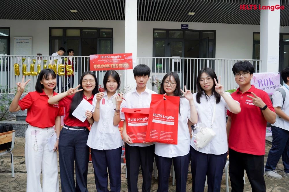 Những khoảnh khắc tương tác thú vị giữa LangGo và học sinh THPT Khương Đình