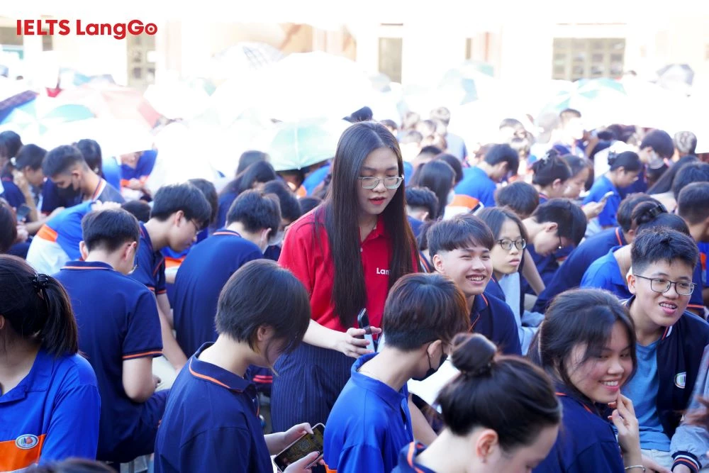 Cố vấn học tập của IELTS LangGo hỗ trợ và giải đáp thắc mắc cho các bạn học sinh