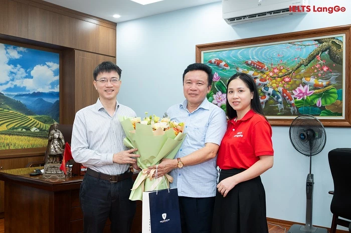 BTC tặng hoa cảm ơn thầy Tô Văn Nhân - Hiệu trưởng trường THPT Cầu Giấy