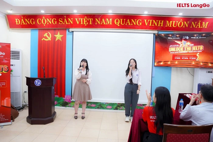 Màn song ca giữa học sinh Yên Hòa và cô Lê Hồng Phương
