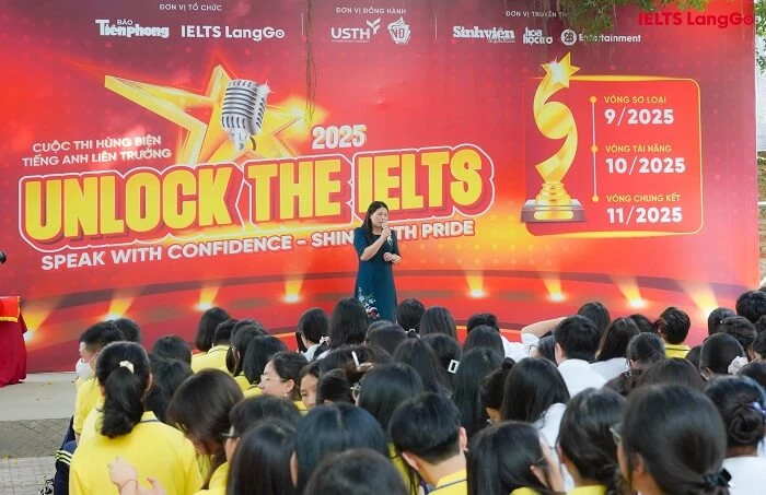 Cô Trần Thị Quỳnh Hoa - Phó Hiệu trưởng Trường THPT Việt Đức phát biểu