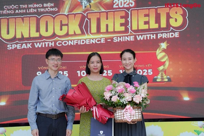 Đại diện BTC đã tặng hoa cảm ơn cô Đinh Ngọc Anh - Phó Hiệu trưởng nhà trường