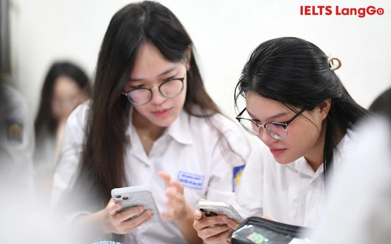 Các học sinh tham gia làm bài test để giành 5 suất vào vòng sau