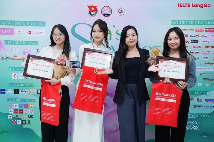 IELTS LangGo trao học bổng cho tân thủ khoa Khoa Chính trị học