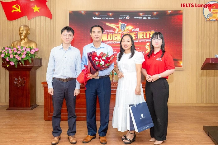 Đại diện BTC cuộc thi đã tặng hoa cảm ơn Nhà trường