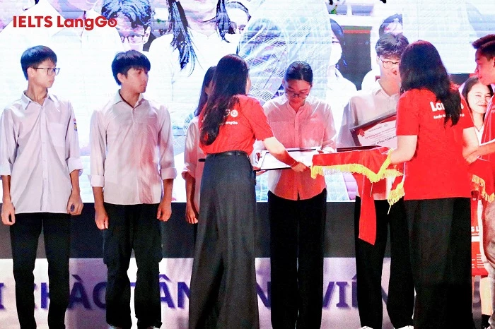 IELTS LangGo trao học bổng cho tân thủ khoa Đại học Y Dược