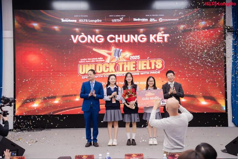 Đại diện BTC trao Giải Nhất cho đội thi từ trường THPT Hồng Quang (Hải Phòng)