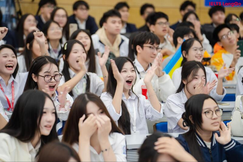 Tiếng hò reo vang dội không ngớt mỗi khi đội tuyển trường mình giành được lợi thế