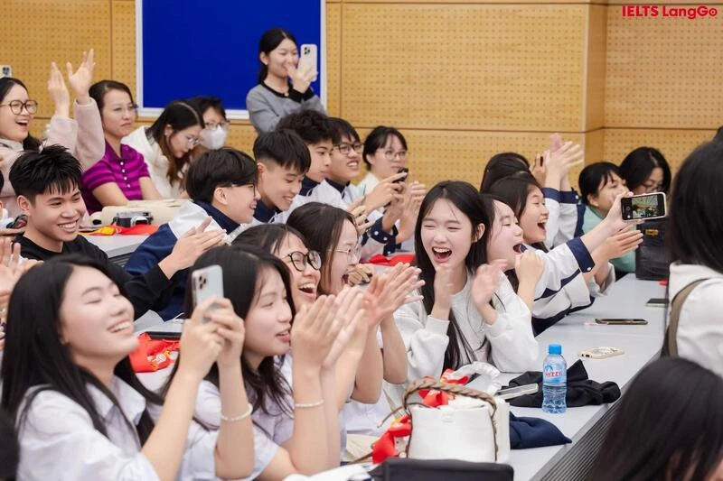 Cảm xúc vỡ òa từ vị trí cổ động viên trường THPT Hồng Quang (Hải Phòng) khi nghe tên trường mình đã giành được giải thưởng cao nhất