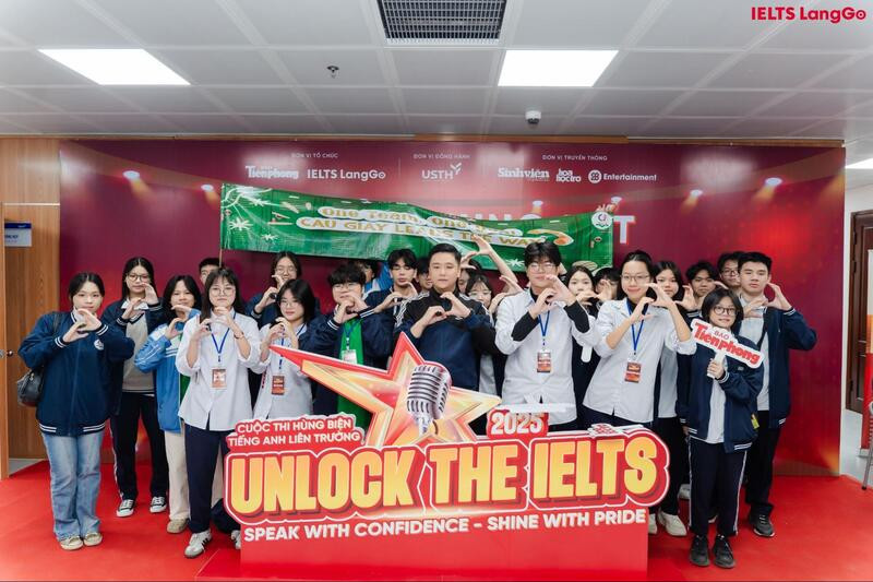 Trường THPT Cầu Giấy tạo dáng handsign riêng biệt, thể hiện sự đoàn kết của tập thể