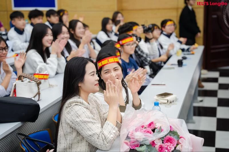 Các cô giáo và bạn học xúc động chúc mừng sau khi nghe xong màn hùng biện của 3 cô gáiẢnh minh họa