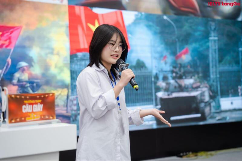 Phong thái hùng biện tự tin, thuyết phục với hình ảnh, số liệu minh họa sinh động của thí sinh