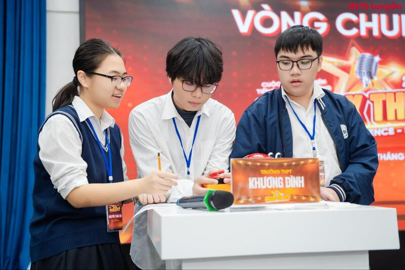 Các thí sinh đều rất tập trung lắng nghe, sẵn sàng nhấn chuông để đặt câu hỏi phản biện cho đội bạn