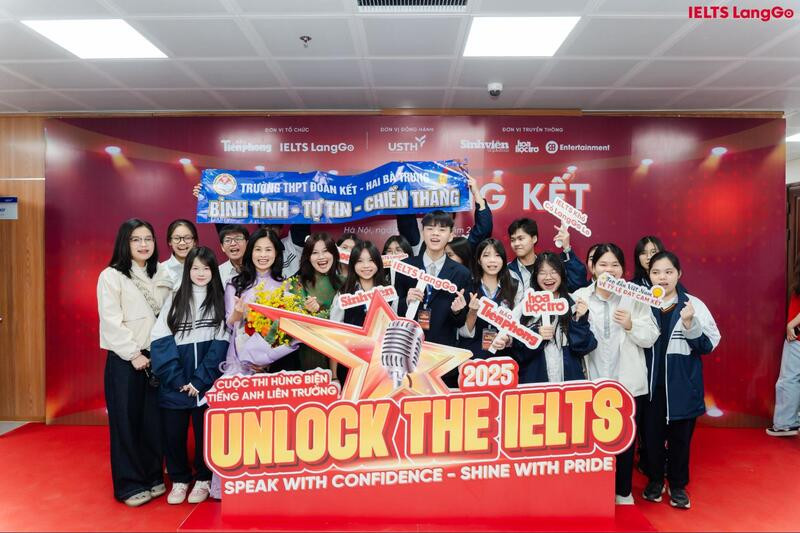 Cổ động viên của mỗi trường đều mang đến tinh thần nhiệt huyết, cạnh tranh sôi nổi nhất để cổ vũ cho đội tuyển trường mình