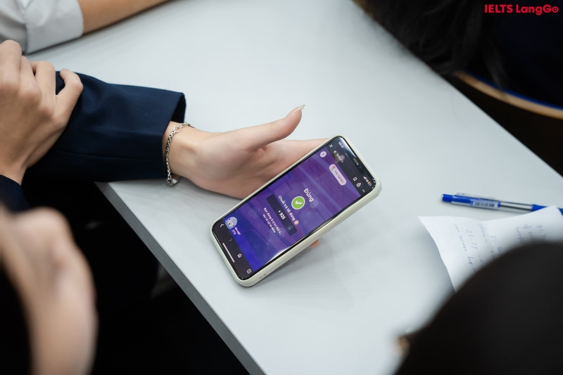 Đội nào trả lời đúng và nhanh nhất sẽ giành được lợi thế