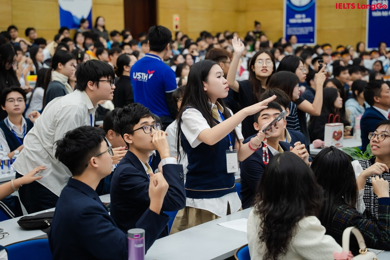 Các đại diện đều rất tập trung để giành quyền trả lời