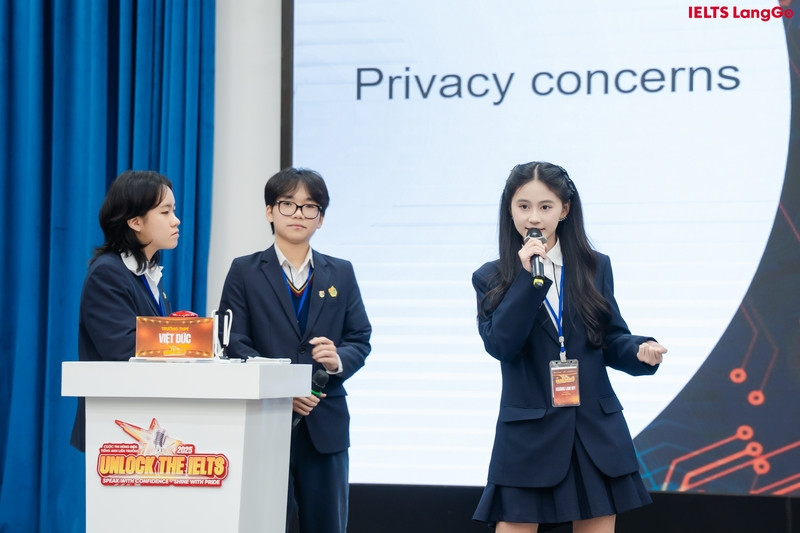 Đội THPT Việt Đức đã giành quyền trả lời câu hỏi của BGK