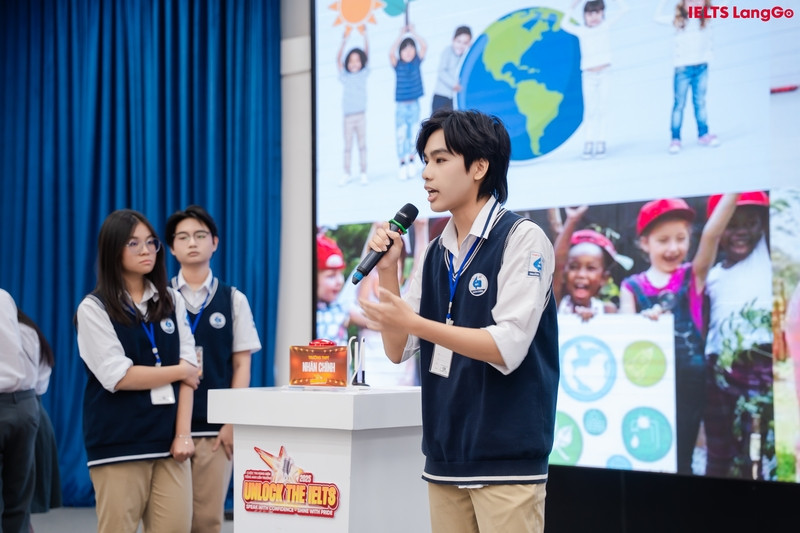 Đội THPT Nhân Chính trình bày vô cùng tự tin