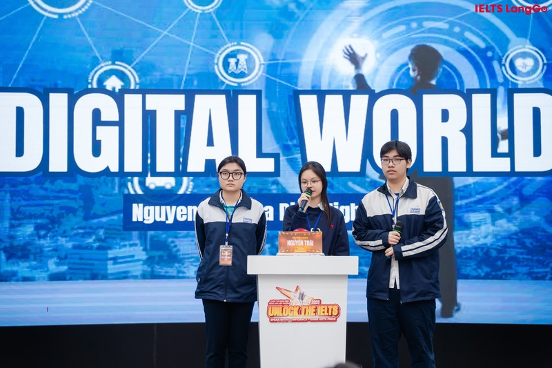 Các đại diện đội thi THPT Nguyễn Trãi trong phần trình bày của mình