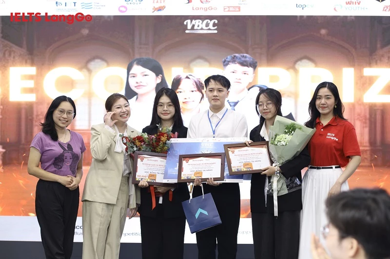 IELTS LangGo trao giải Á quân cho đội FTU Gate