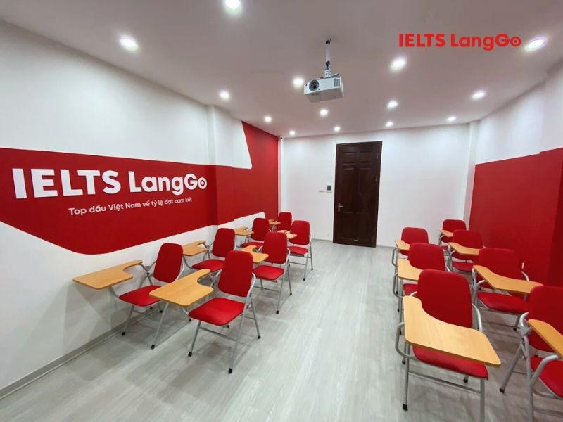 Phòng học khang trang với số lượng học viên tiêu chuẩn