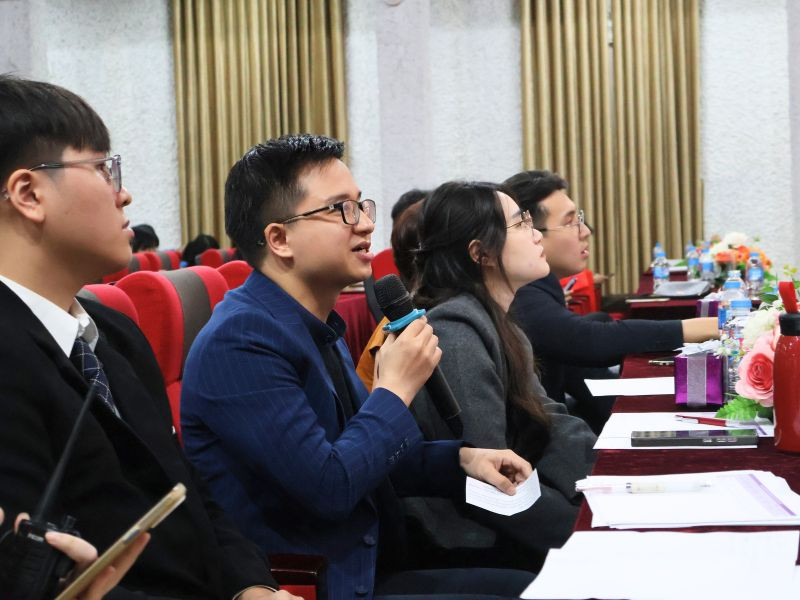 Thầy Phan Thành Tuấn nhận xét các thí sinh Chung kết THE OUTSPOKEN 2026 (Nguồn: THE OUTSPOKEN)