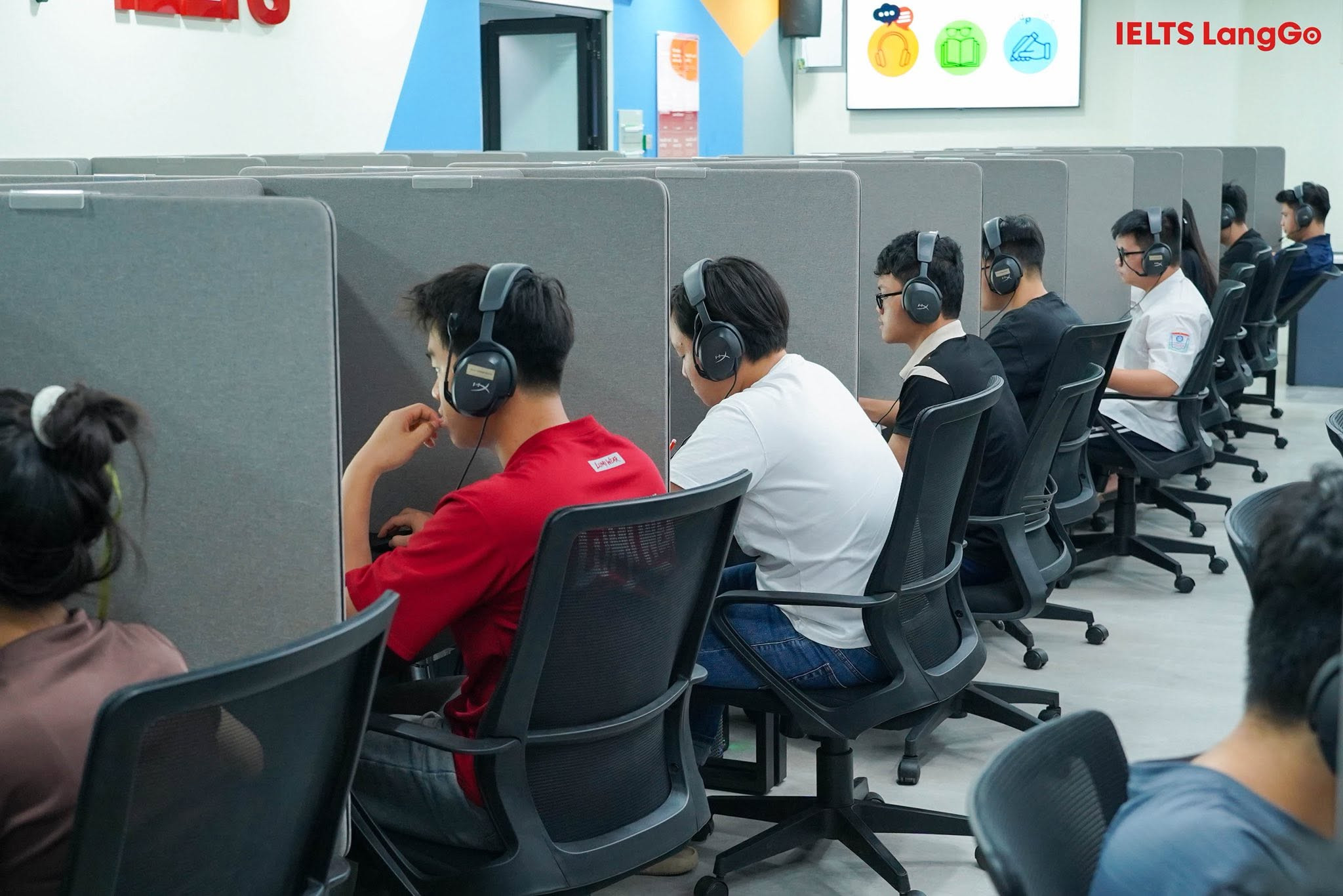 Không khí nghiêm túc tại phòng thi thử IELTS trên máy tính của IDP