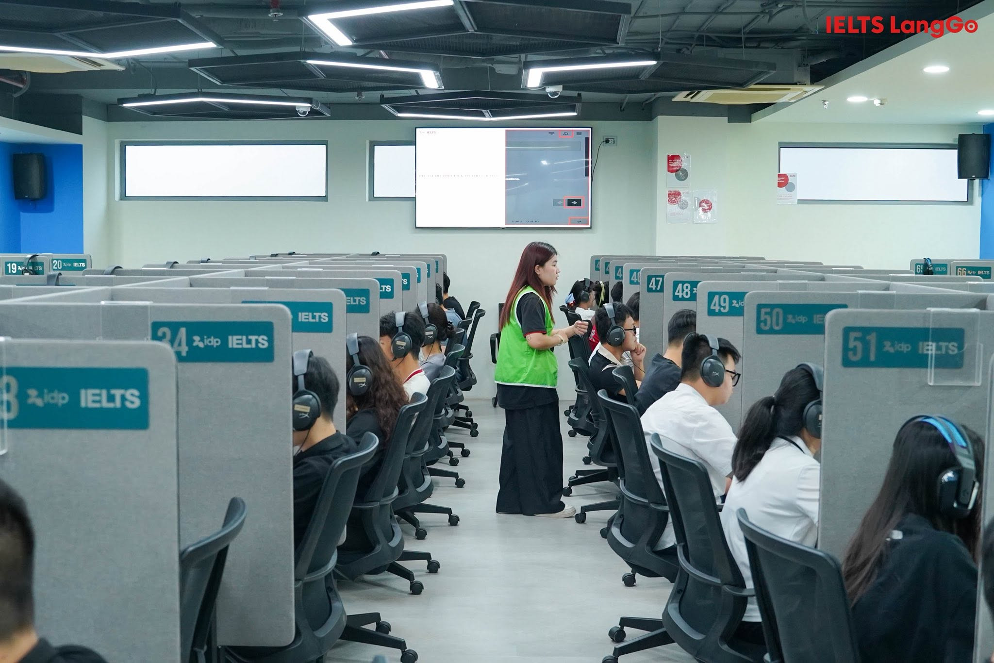 Các thí sinh thi thử được hướng dẫn và coi thi như thi thật