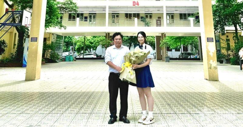 Em Hoàng Hương Giang cùng thầy chủ nhiệm Trần Trọng Khánh