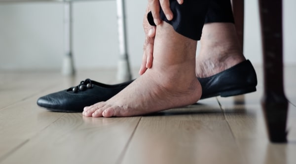 Bài Speaking về Touching the feet of the elderly