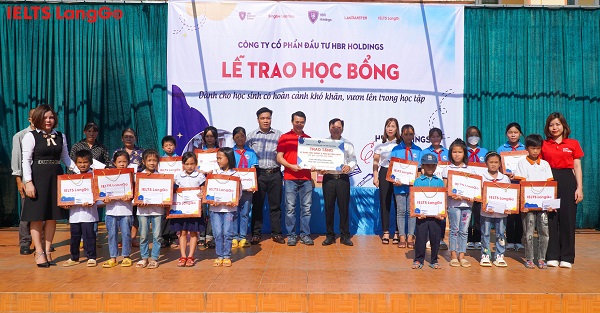 IELTS LangGo cùng anh Nguyễn Tiến Dũng trao học bổng cho các em học sinh
